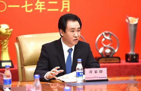 比赛前他就感觉不舒服，当他开始比赛时情况并不顺利。